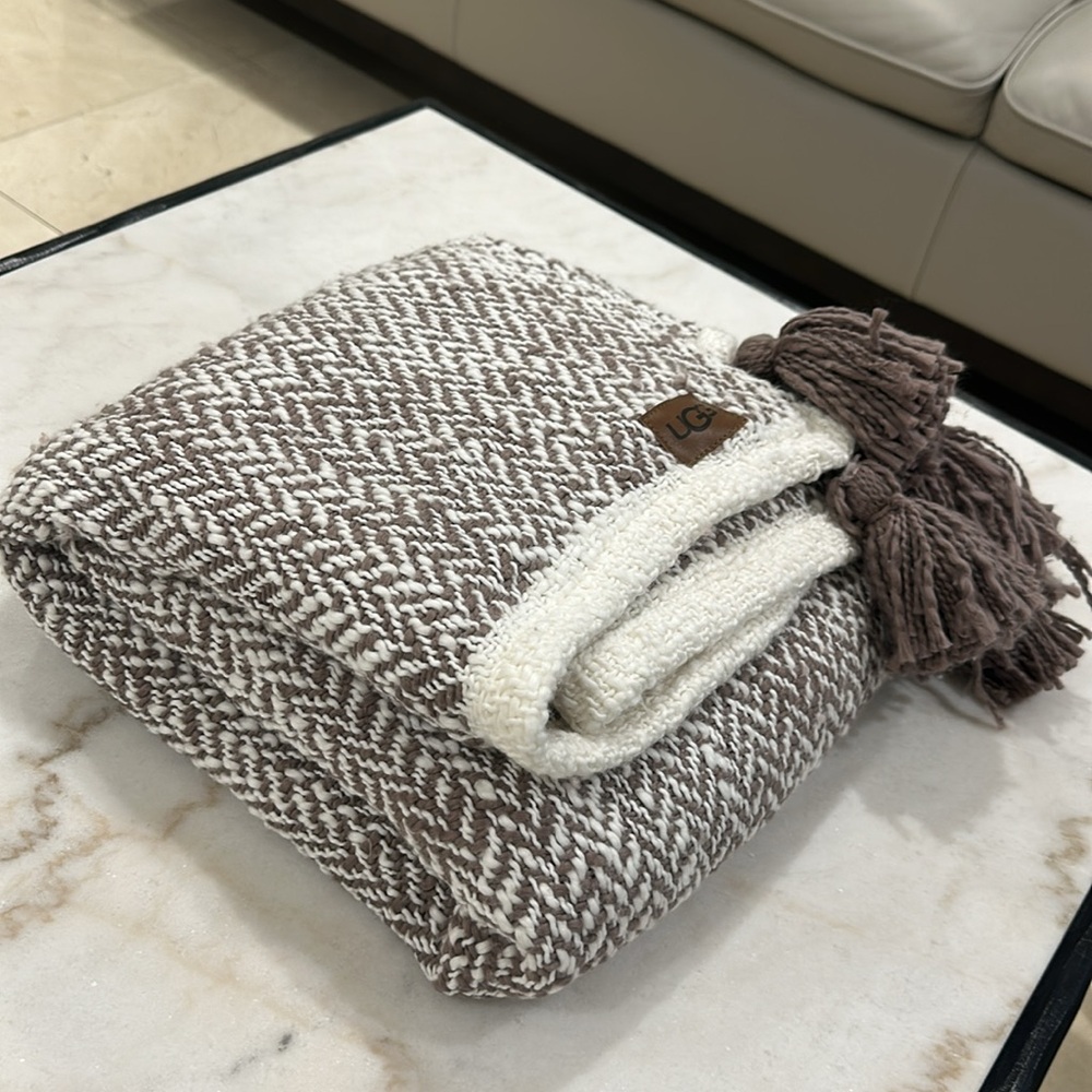 UGG Yarn Leigh Herringbone throw - Picture 8 of 11